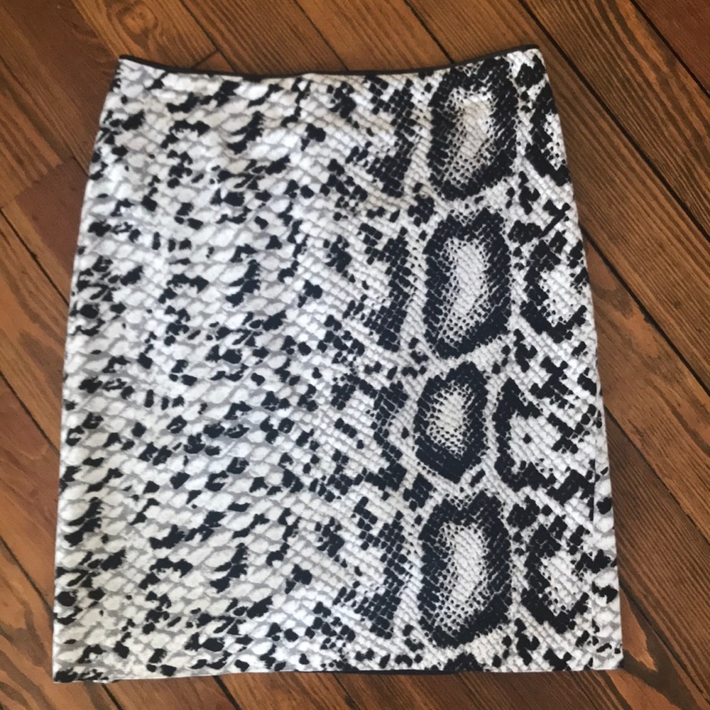 WHITE HOUSE BLACK MARKET SKIRT